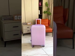 Valigia viola con serratura combinata