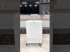 Una valigia con grande capacità, separazione secca e umida e la possibilità di appendere le borse sul lato